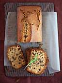 Stracciatellakuchen mit Olivenöl und Rosmarin