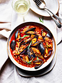 Israelisches Couscous mit Kirschtomaten und Muscheln