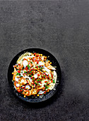 Indische Kichererbsen-Nachos mit Salsa und Joghurtsauce