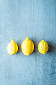 Drei Zitronen in einer Reihe