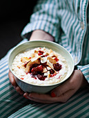 Cosy porridge with berries