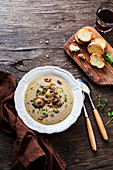 Pilz-Zwiebel-Cremesuppe mit Petersilie und Röstbrot