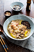 Ramen-Suppe mit Schweinebauch, Pilzen und Lauchzwiebeln