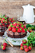 Schokoladenkuchen mit Erdbeeren