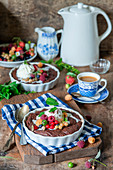 Warmer Schokoladenkuchen mit Beeren und Eis