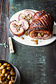 Porchetta (gerollter Schweinebauch) mit Kastanien und Salbei