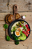 Hummus-Bowl mit Gemüse und Ei