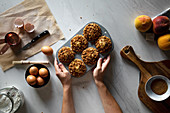 Pfirsich-Muffins mit Nussstreuseln im Muffinblech