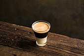 Espresso mit Milch im Shotglas