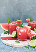 Agua Fresca mit Wassermelone, Limette und Minze