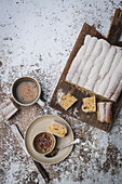 Süßes Brot vom Blech serviert zum Kaffee