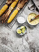 Mexikanischer Mais für den Grill mit Salz, Kräuterbutter und Limette