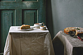 Glutenfreier Mandelkuchen mit Rosmarin auf rustikalem Tisch