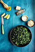 Grünkohlsalat mit Sesam und Mandeln