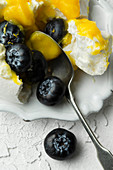 Mini-Pavlova mit Lemon Curd und Blaubeeren (Nahaufnahme)
