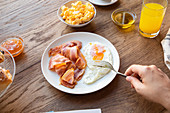 Spiegelei mit Bacon und Orangensaft zum Frühstück