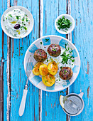 Bifteki mit Tzatziki und Kartoffeln (Griechenland)