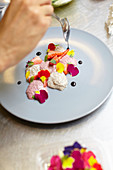 Veganer Dessertteller mit Vanille- und Erdbeer-Basilikum-Chiapudding, Balsamicocreme und Blütenblätter