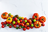Verschiedene Heirloom-Tomaten auf weißem Untergrund