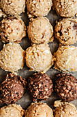 Plätzchenteig für Cookies in kugelförmigen Portionen