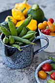 Frisches Gemüse: Zuckerschoten, Kirschtomaten, Kürbisse und Zucchini