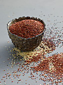 Roter und weißer Quinoa