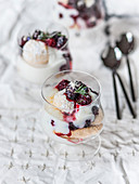 Mandel-Pistazien-Creme mit Brombeeren und Rosmarin