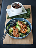 Tempeh-Schnitzel mit Miso und Pak Choi