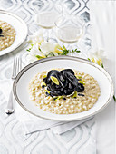 Lauch-Champagner-Risotto mit schwarzen Meeresfrüchten