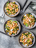 Orecchiette-Salat mit Garnelen, Basilikum, Feta und Tomaten-Kapern-Dressing
