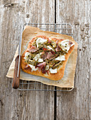 Glutenfreie Pizza mit Speck und Artischocken