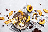 Pfirsich-Joghurt-Stieleis dekoriert mit flüssiger Schokolade