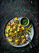 Gebratener Blumenkohl-Couscous-Salat mit Zhoug und knusprigen Schalotten