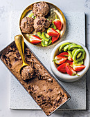Schokoladen-Brownie-Swirl-Eis mit Obstsalat