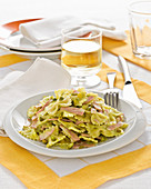 Farfalle mit Pistazienpesto und Mortadella