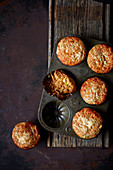 Pikante Muffins mit Gruyère, Frühlingszwiebeln und Marmite