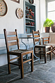 Kaffeetisch und Holzstühle in einem Haus in Griechenland