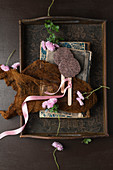 Schokoladenlollies mit Büchern und Asternblüten auf antikem Tablett