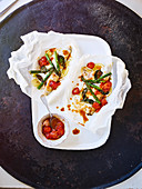Seebarsch-Päckchen mit Fenchel, Spargel und gebratenem Tomatendressing