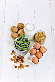 Tiefgekühlte grüne Bohnen, Kartoffeln, Joghurt, Kichererbsen, Eier und Nüsse