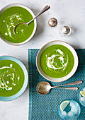 Supergreen pea and spinach soup