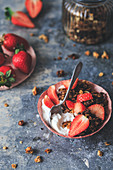 Granola-Müsli mit veganem Joghurt und Erdbeeren