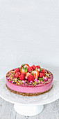Veganer Beeren-Uncheesecake mit Rosenblättern