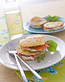 Omelett-Sandwich mit Frischkäse und Lachs
