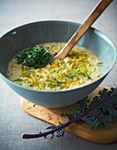 Hafersuppe mit Lauch, Pilzen und feingehacktem Kohl