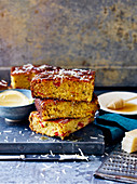 Maisbrot mit Salbei, Honig und gebratenem Paprika