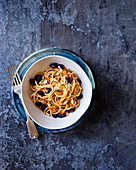 Spaghetti with ajvar, mozzarella and olives