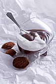 Heisse Kardamom-Schokolade mit Sahne und kleinen Schoko-Madeleines