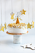 Weihnachtlicher Früchtekuchen festlich dekoriert mit Engel und Zuckerperlen