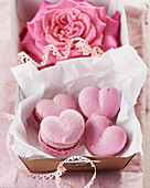 Rosa Macarons zum Valentinstag